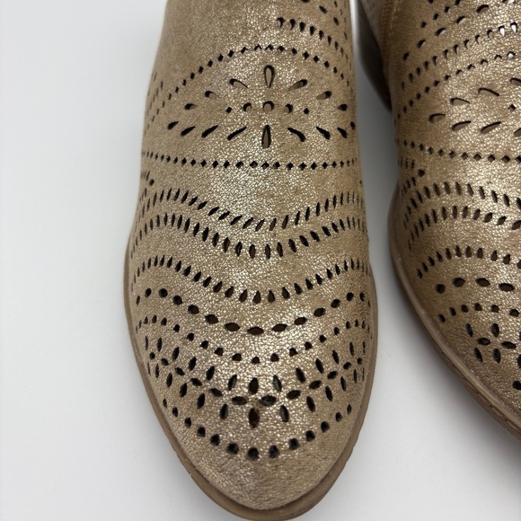 Not Rated Anouk Gold Metallic Shimmer Side Zip Laser Booties; Like New; Size 9.5 - Picture 3 of 15